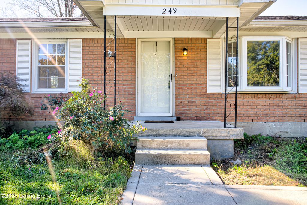 Photo of 249 Lynnwood Dr, Mt Washington, KY 40047 (MLS # 1701453)
