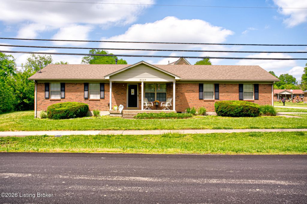 Photo of 3807 Hillcross Dr, Louisville, KY 40229 (MLS # 1716232)