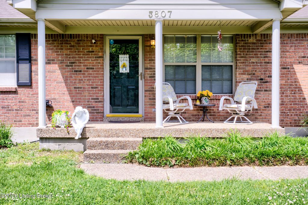 Photo of 3807 Hillcross Dr, Louisville, KY 40229 (MLS # 1716232)