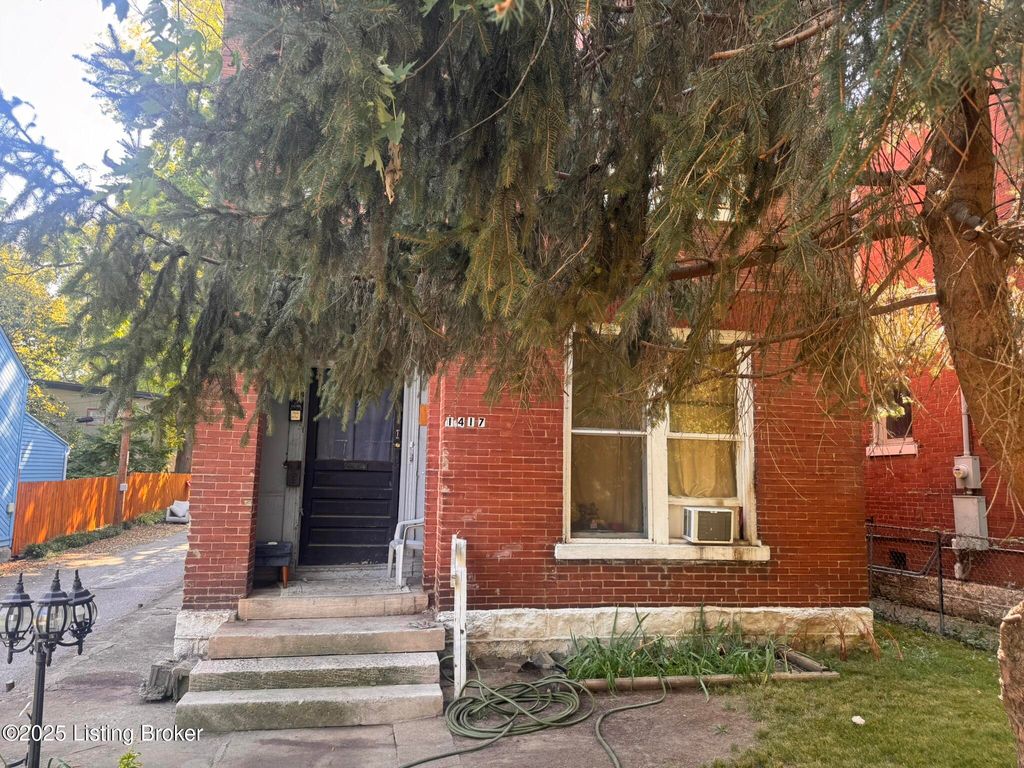 Photo of 1417 S Brook St, Louisville, KY 40208 (MLS # 1699057)