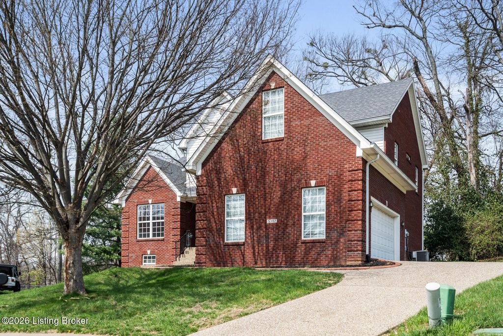Photo of 5307 Pavilion Way, Louisville, KY 40291 (MLS # 1712900)