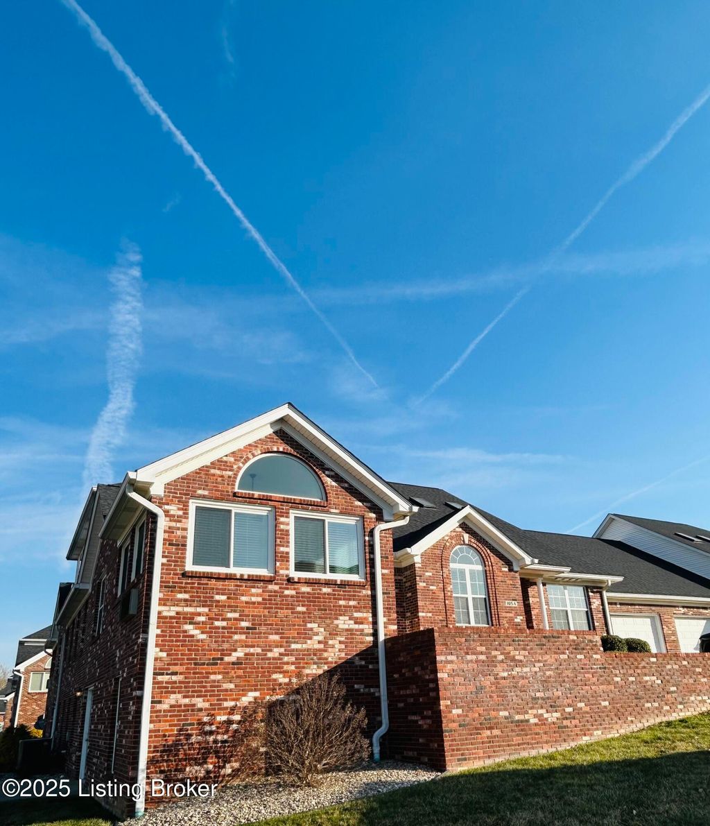 Photo of 105-A Legacy Ct, Elizabethtown, KY 42701 (MLS # 1717945)