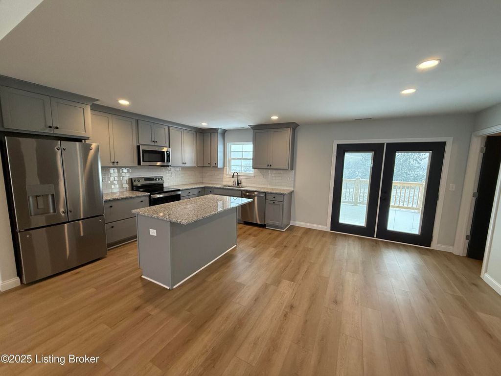 Photo of 109 Cassidy Dr, Taylorsville, KY 40071 (MLS # 1704337)