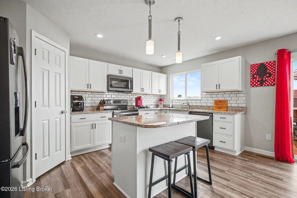 Photo of 8516 Splendid Point, Louisville, KY 40229 (MLS # 1723075)