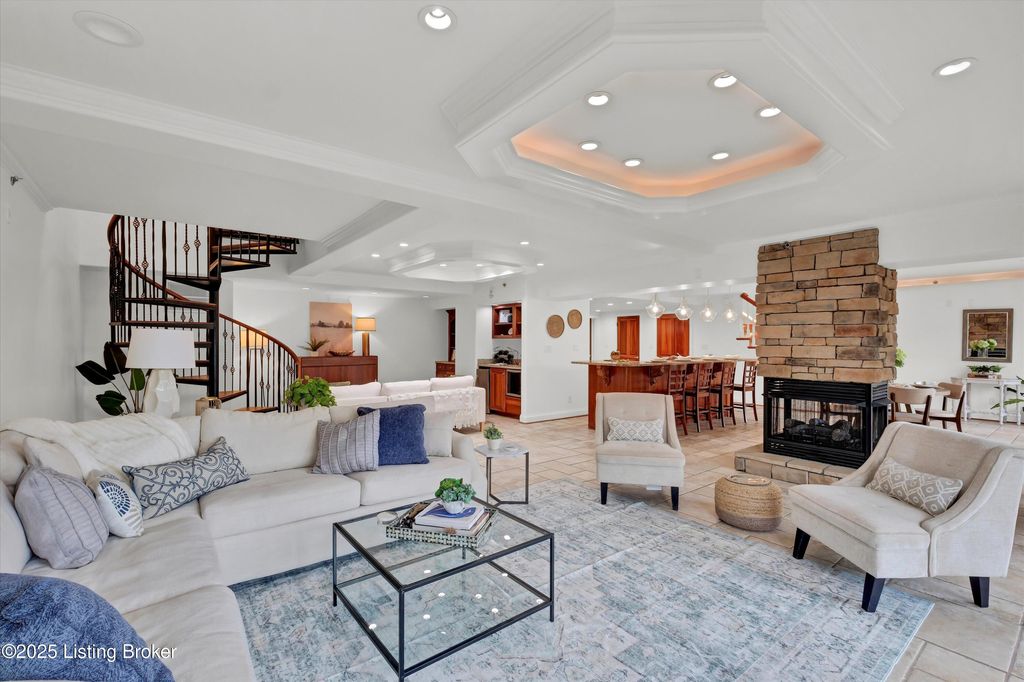 Photo of 606 W Riverside Dr, Jeffersonville, IN 47130 (MLS # 1707903)