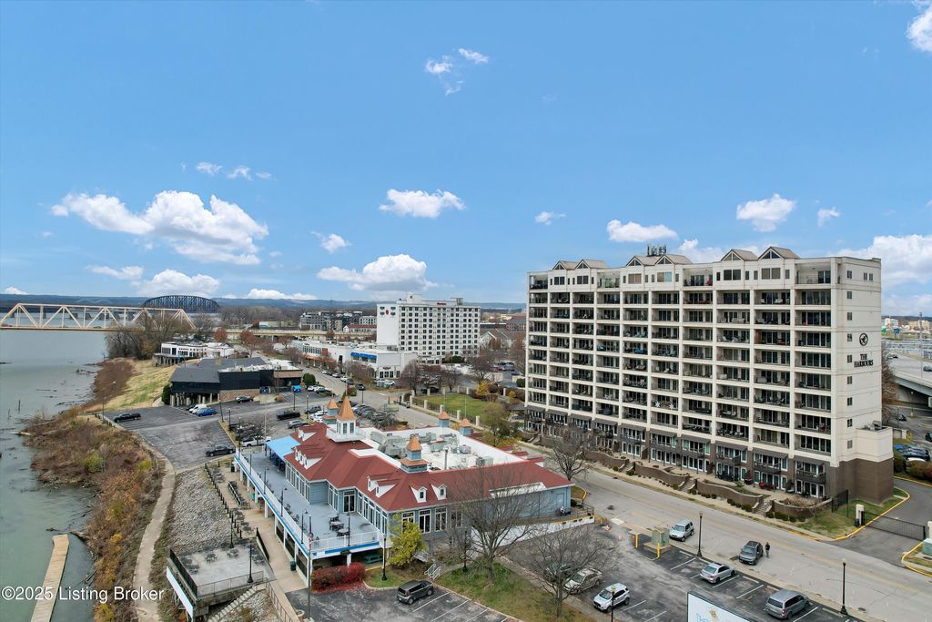 Photo of 606 W Riverside Dr, Jeffersonville, IN 47130 (MLS # 1707903)