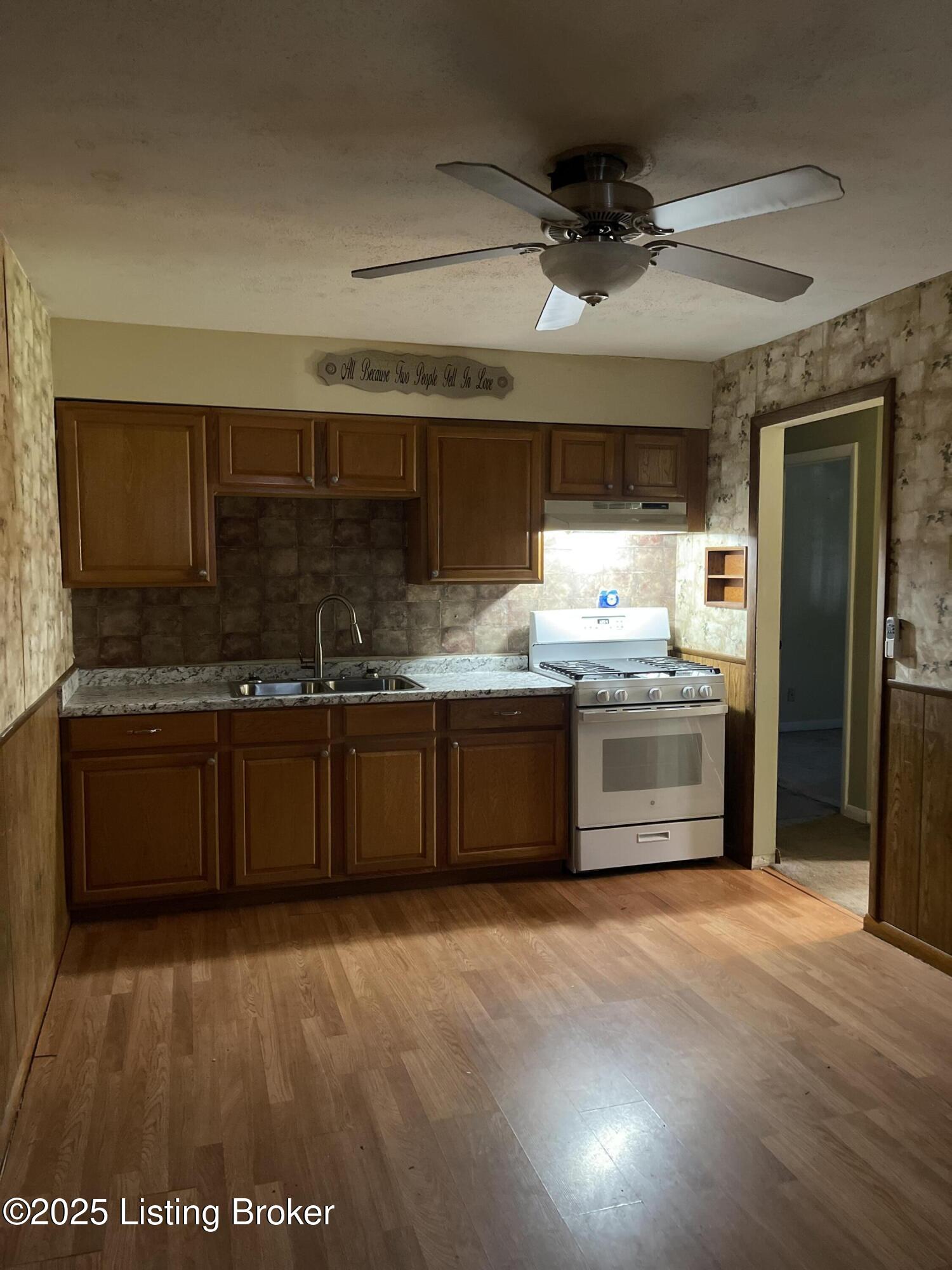 1310 Lacona Ln, Louisville, Kentucky image 6