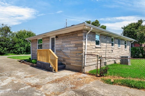 Tiny photo for 2424 Weber Ln, Louisville, KY 40216 (MLS # 1730985)