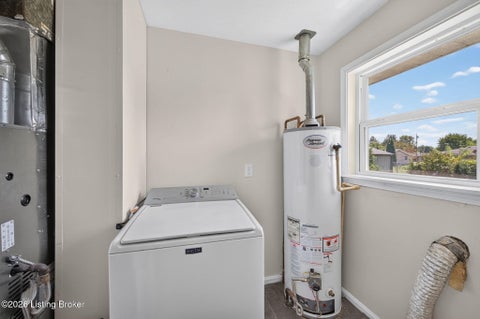 Tiny photo for 2424 Weber Ln, Louisville, KY 40216 (MLS # 1730985)
