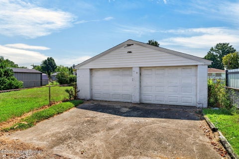 Tiny photo for 2424 Weber Ln, Louisville, KY 40216 (MLS # 1730985)