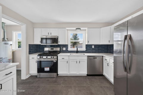 Tiny photo for 2424 Weber Ln, Louisville, KY 40216 (MLS # 1730985)