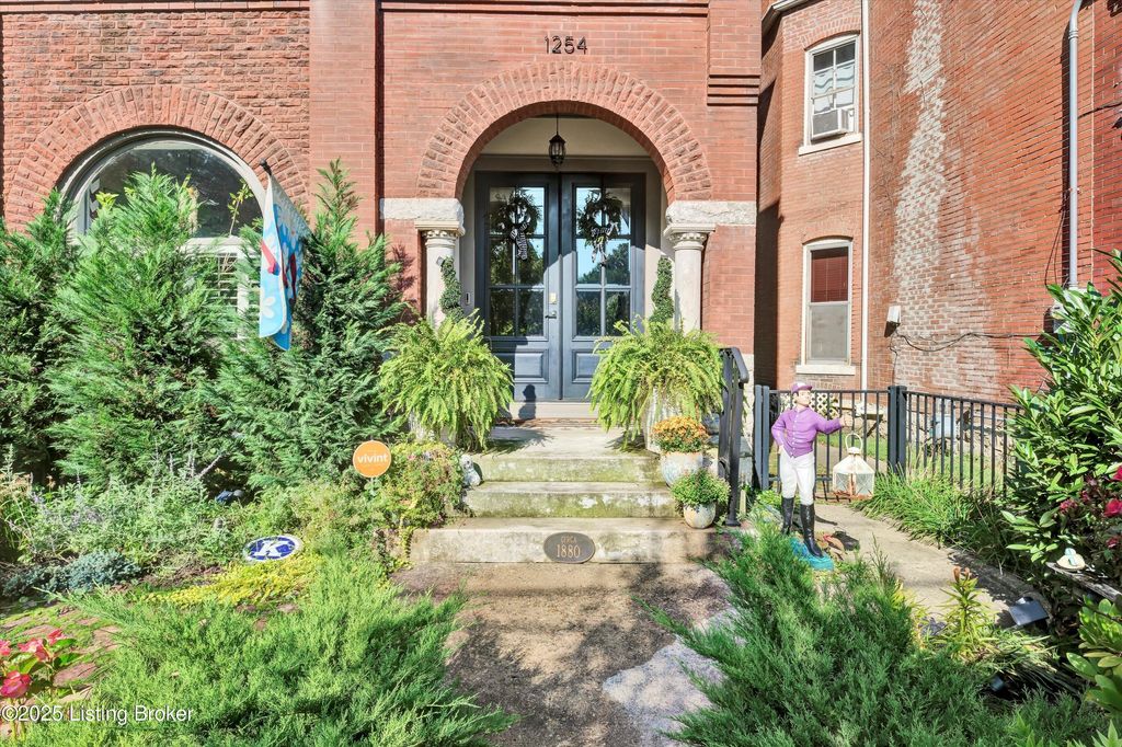 Photo of 1254 S Brook St, Louisville, KY 40203 (MLS # 1698665)