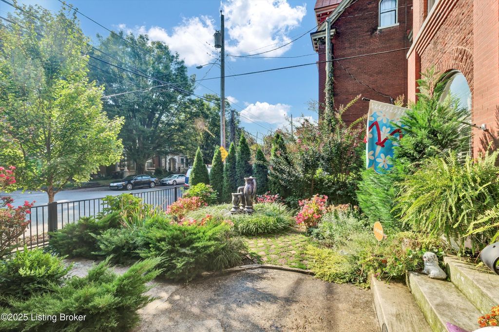 Photo of 1254 S Brook St, Louisville, KY 40203 (MLS # 1698665)