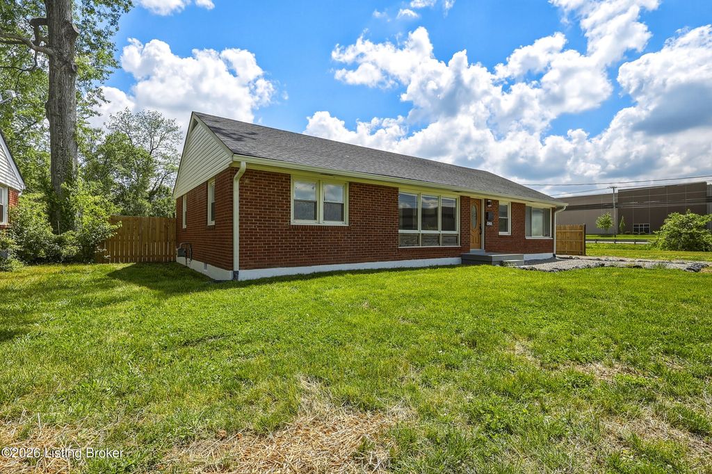Photo of 5127 Braidwood Dr, Louisville, KY 40219 (MLS # 1715639)