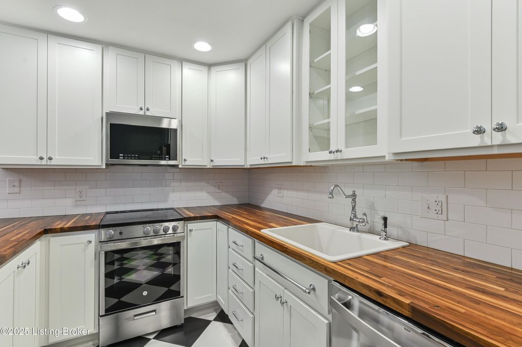 Photo of 2043 Douglass Blvd #8, Louisville, KY 40205 (MLS # 1704662)