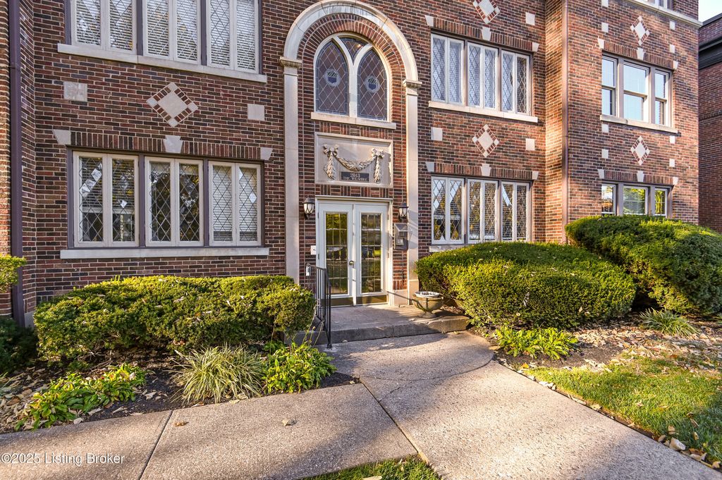 Photo of 2043 Douglass Blvd #8, Louisville, KY 40205 (MLS # 1704662)