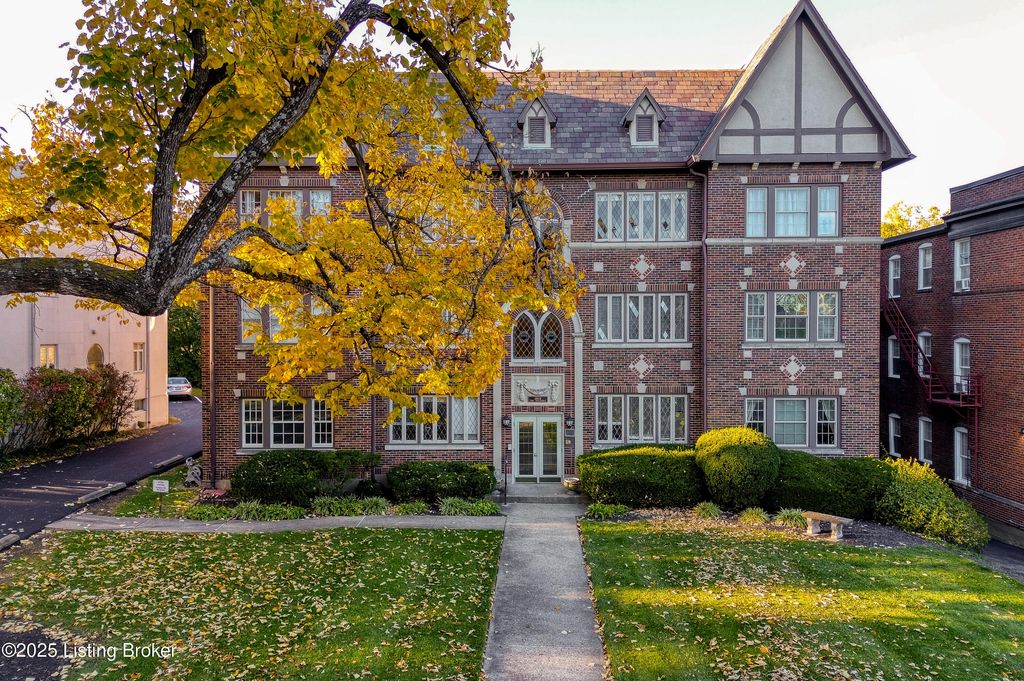 Photo of 2043 Douglass Blvd #8, Louisville, KY 40205 (MLS # 1704662)