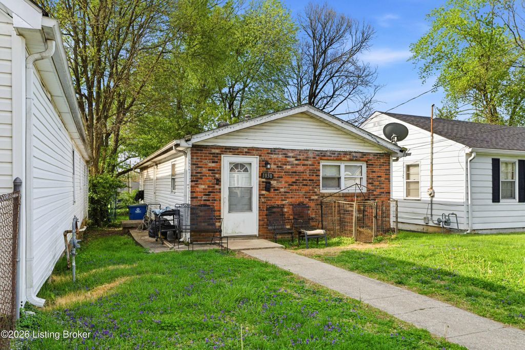 Photo of 1030 High St, Shelbyville, KY 40065 (MLS # 1713772)