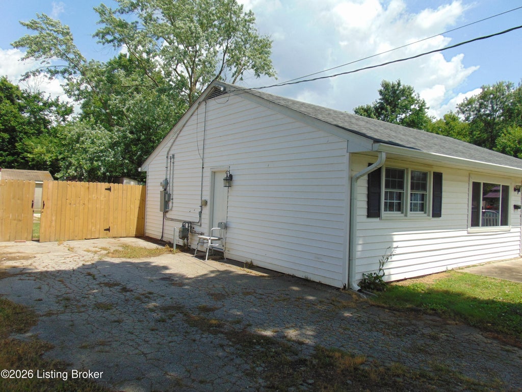 Photo of 7009 Rainbow Dr, Louisville, KY 40272 (MLS # 1721523)