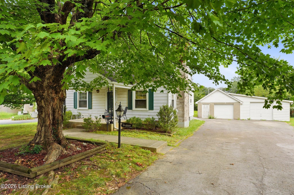 Photo of 3709 Locust Ave, Jeffersontown, KY 40299 (MLS # 1727794)