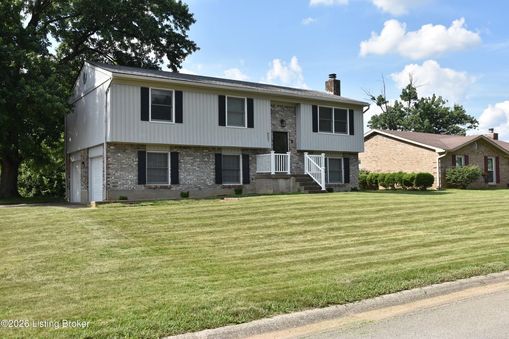 Photo of 8001 Autumn Leaf Ct, Louisville, KY 40220 (MLS # 1719878)