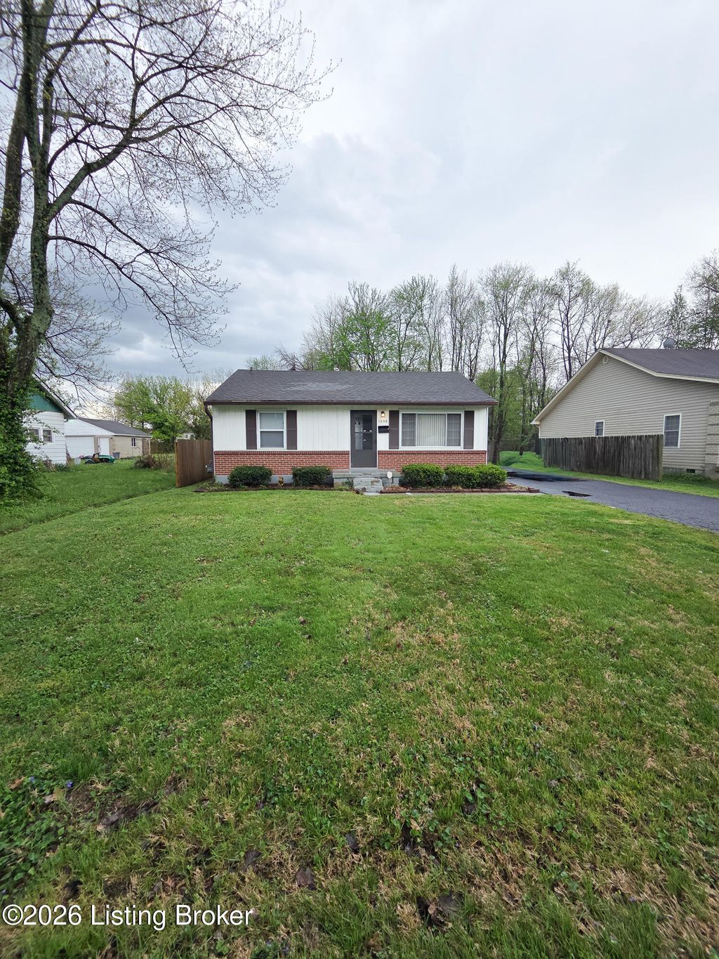 Photo of 1256 Lipps Ln, Louisville, KY 40219 (MLS # 1713468)