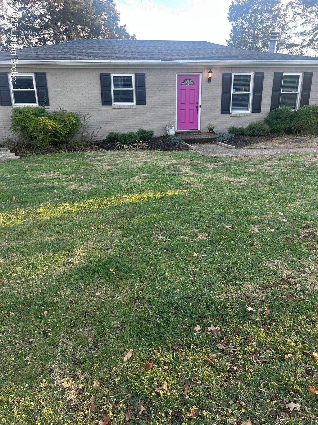 Photo of 10920 Oak Harbor Dr, Louisville, KY 40299 (MLS # 1705084)