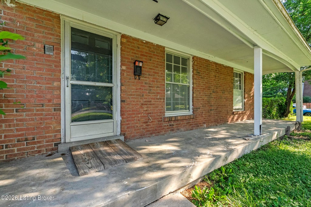 Photo of 2227 Bradford Dr, Louisville, KY 40218 (MLS # 1720354)