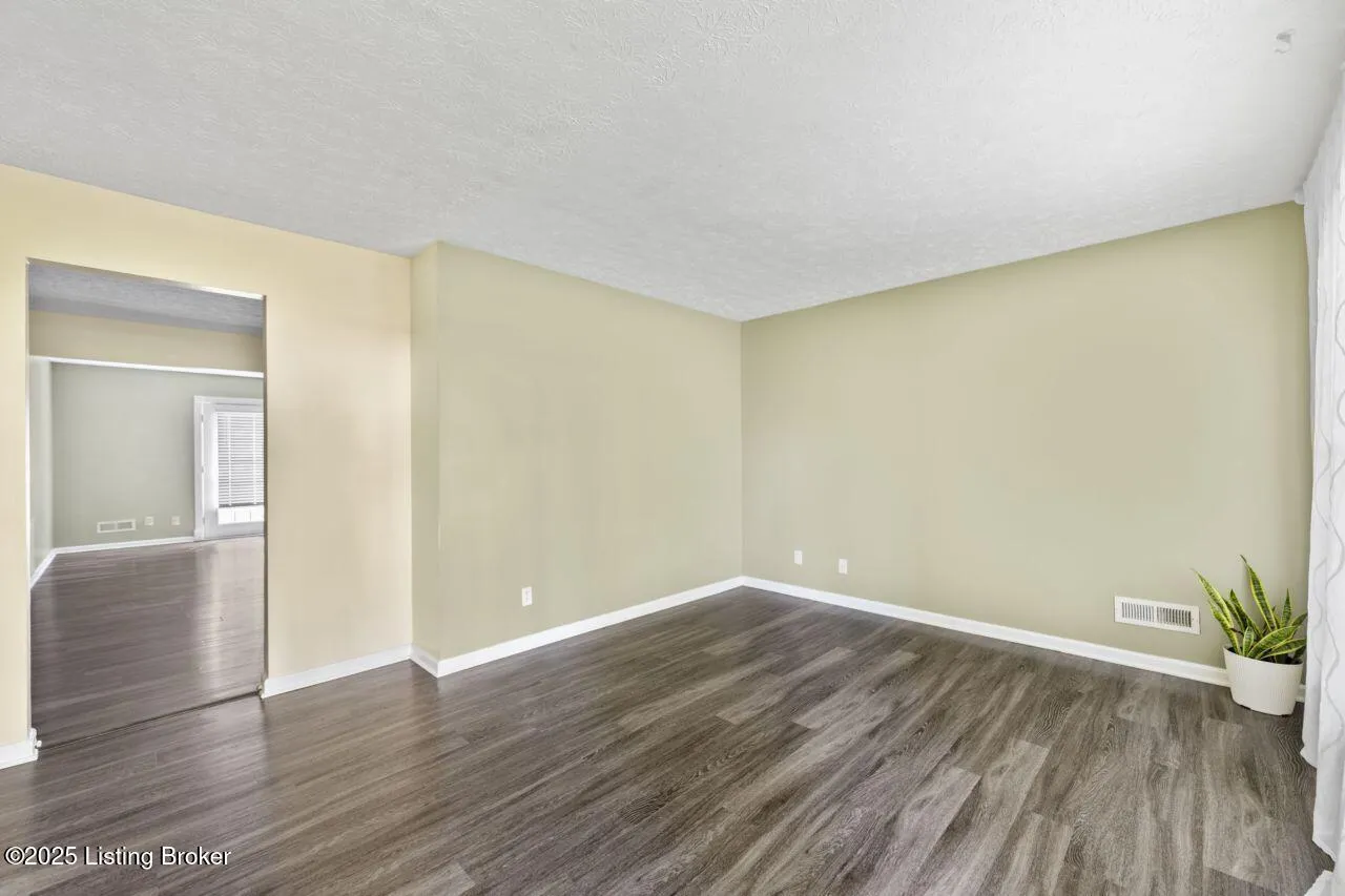Louisville, Kentucky 40291, United States, 3 Bedrooms Bedrooms, ,2 BathroomsBathrooms,Residential,Pending,118496