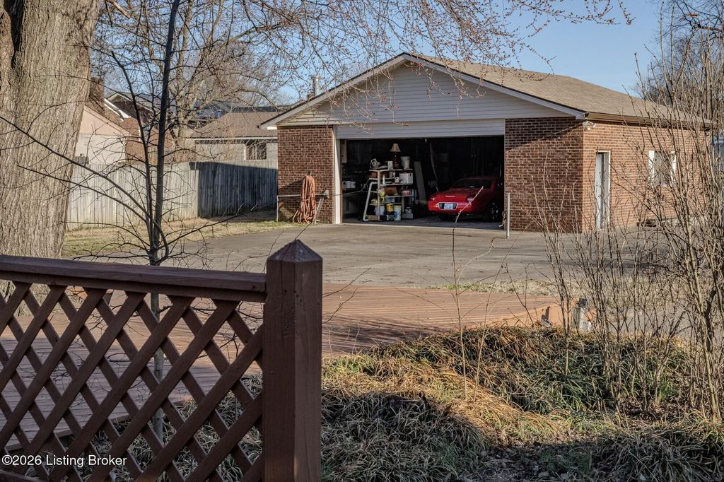 Photo of 4508 Santa Paula Ln, Louisville, KY 40219 (MLS # 1709723)