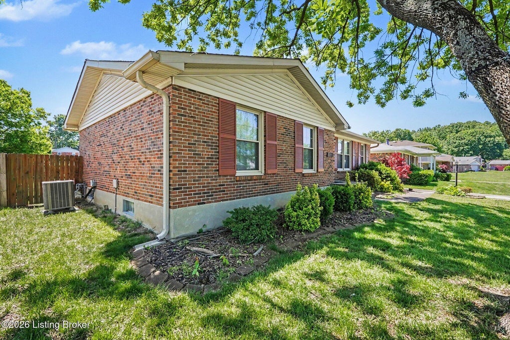 Photo of 3606 Stacy Ct, Louisville, KY 40214 (MLS # 1720089)