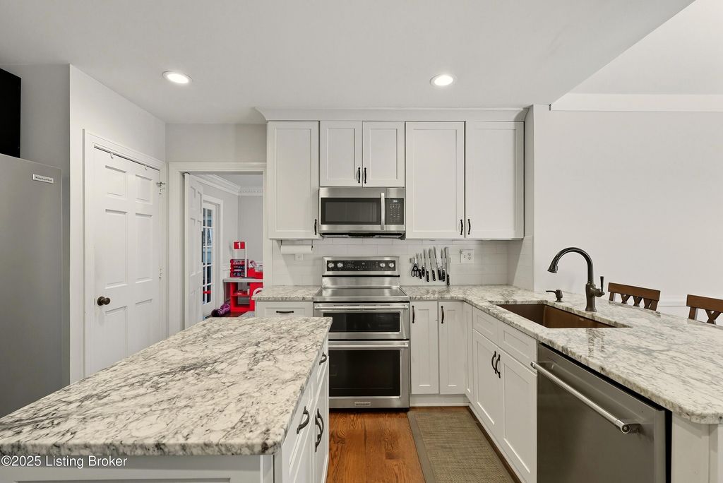 Photo of 214 Hidden Oak Pl, Louisville, KY 40222 (MLS # 1704127)