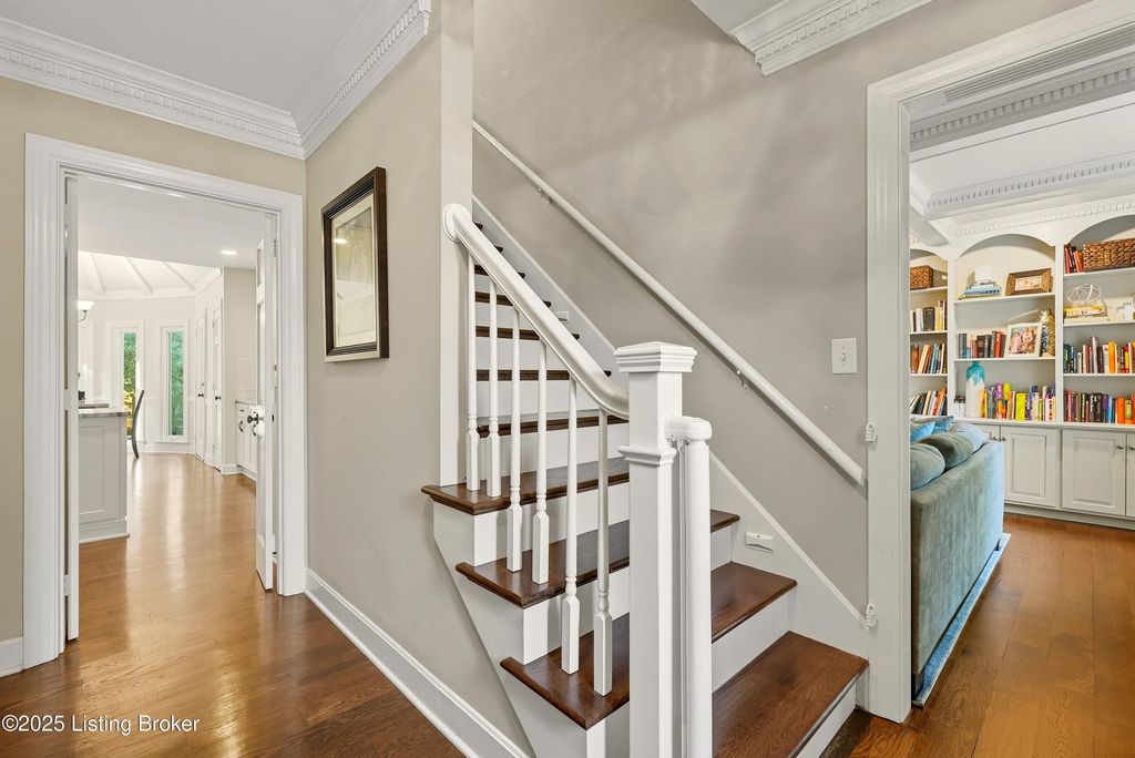 Photo of 214 Hidden Oak Pl, Louisville, KY 40222 (MLS # 1704127)