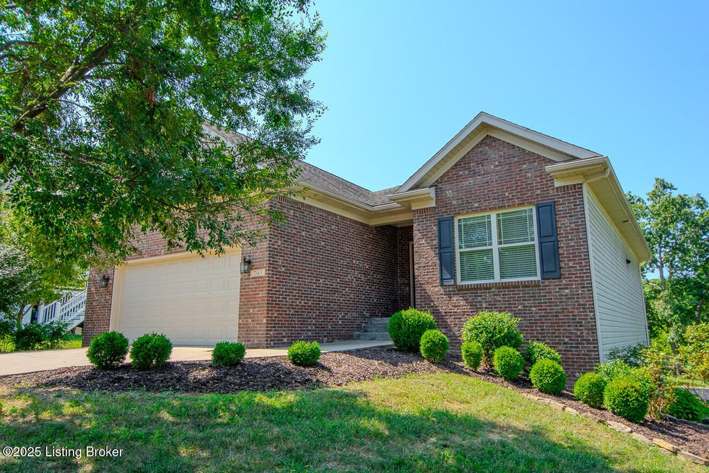 Photo of 703 Linde Ct, La Grange, KY 40031 (MLS # 1695313)