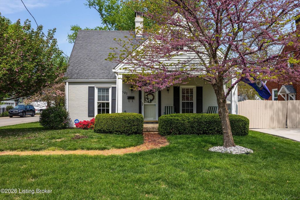 Photo of 3501 Warner Ave, Louisville, KY 40207 (MLS # 1715781)