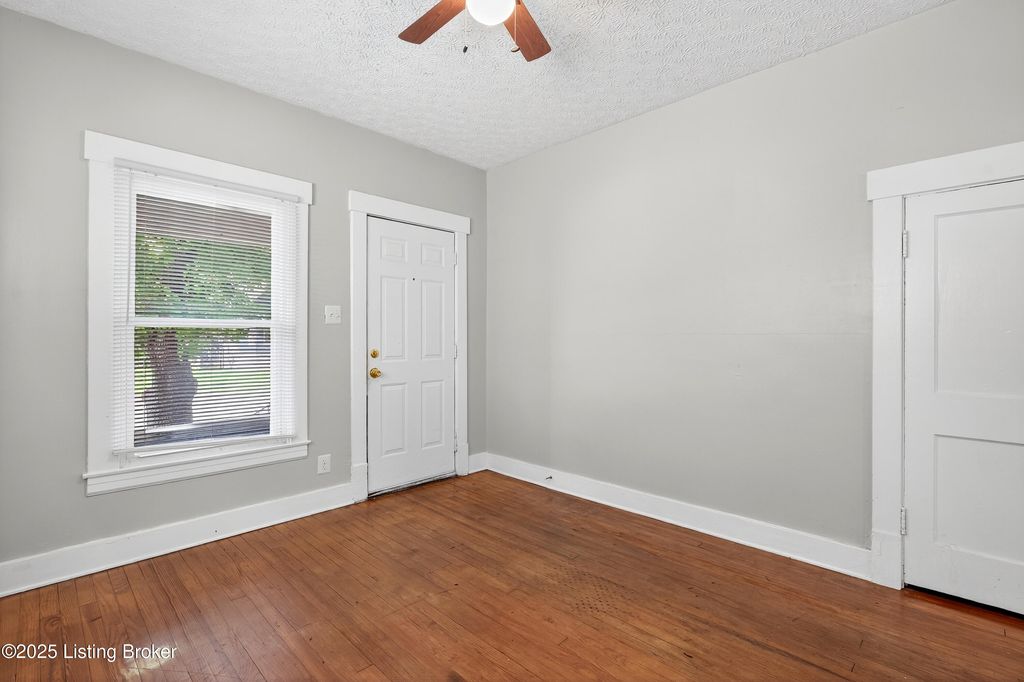 Photo of 4333 S 3rd St, Louisville, KY 40214 (MLS # 1705412)