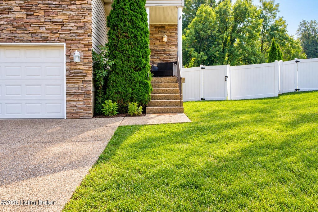 Photo of 6514 Bridleview Cir, Louisville, KY 40228 (MLS # 1729756)