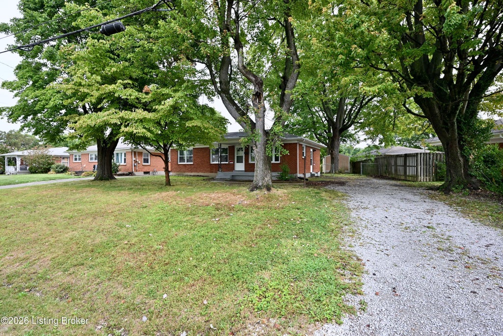 Photo of 4901 Determine Ln, Louisville, KY 40216 (MLS # 1728936)