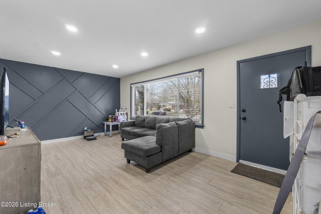 Photo of 5502 Shorewood Dr, Louisville, KY 40214 (MLS # 1710034)