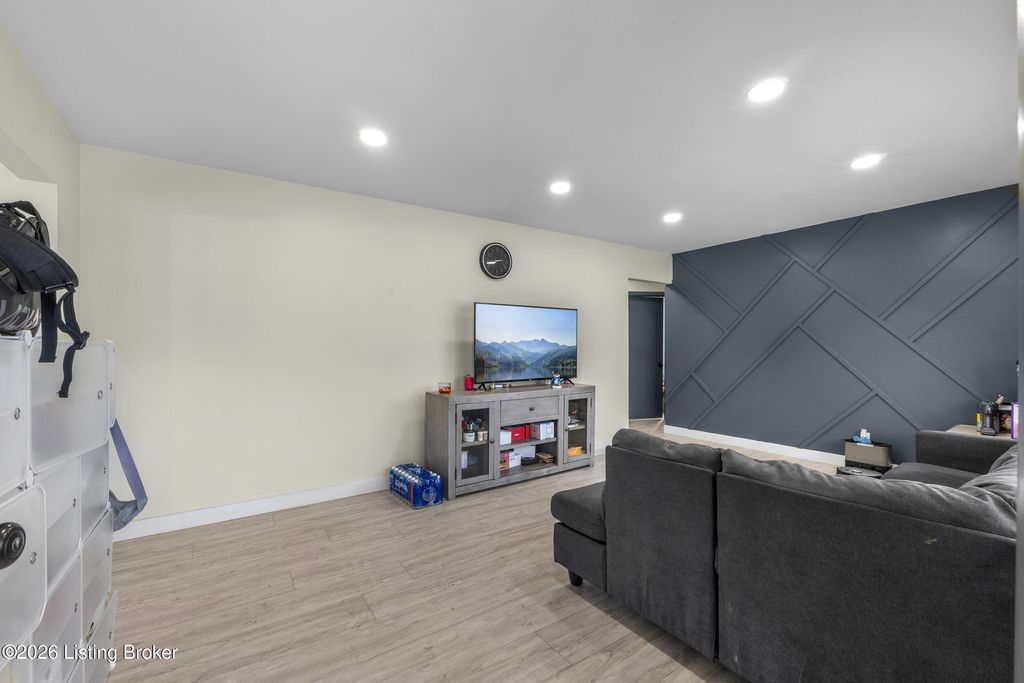 Photo of 5502 Shorewood Dr, Louisville, KY 40214 (MLS # 1710034)