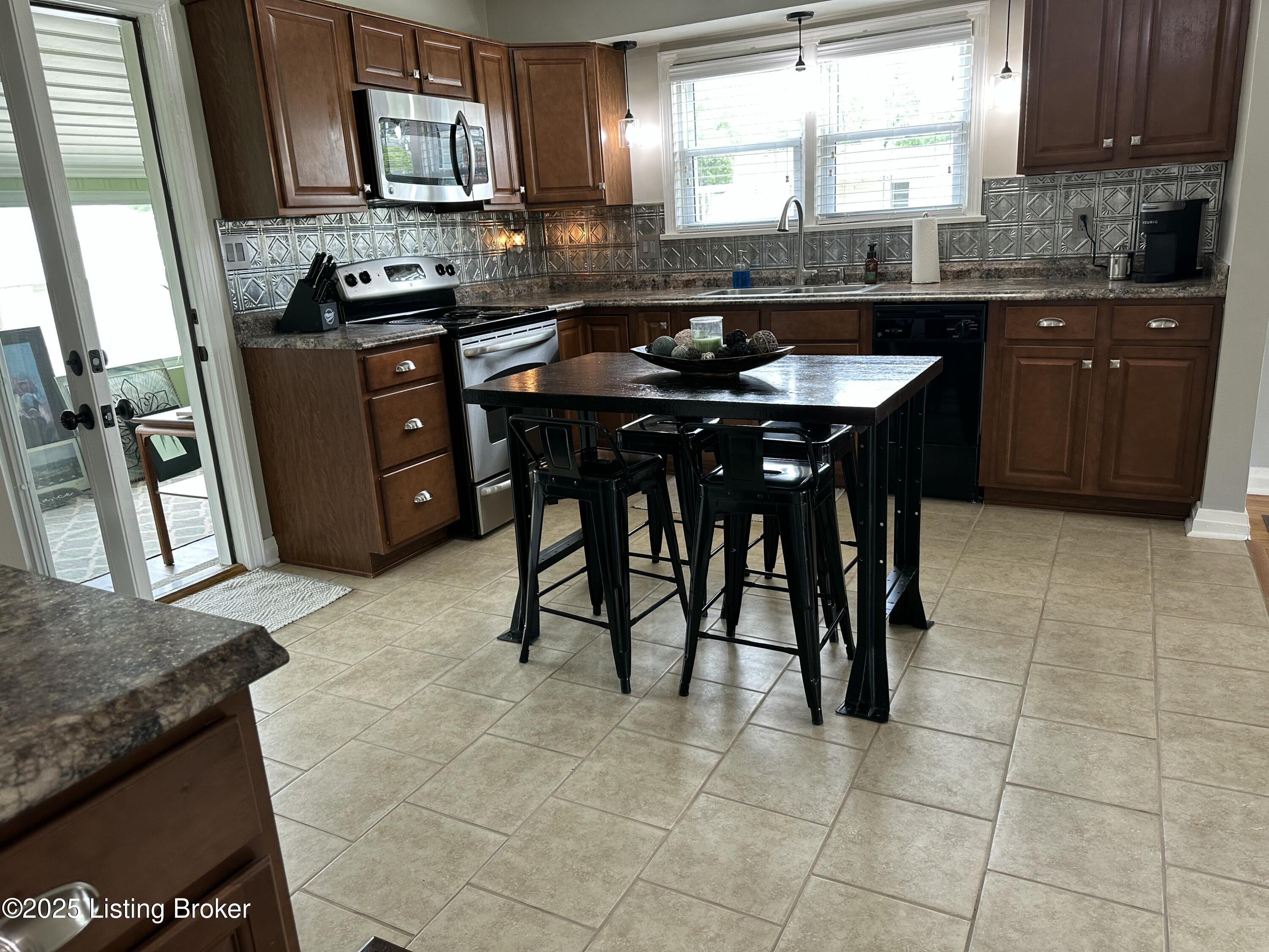 4908 Fielding Way, Louisville, Pennsylvania image 7