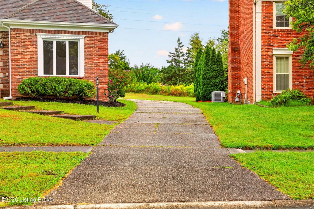 Photo of 913 Brierly Hill Ct, Louisville, KY 40299 (MLS # 1728916)