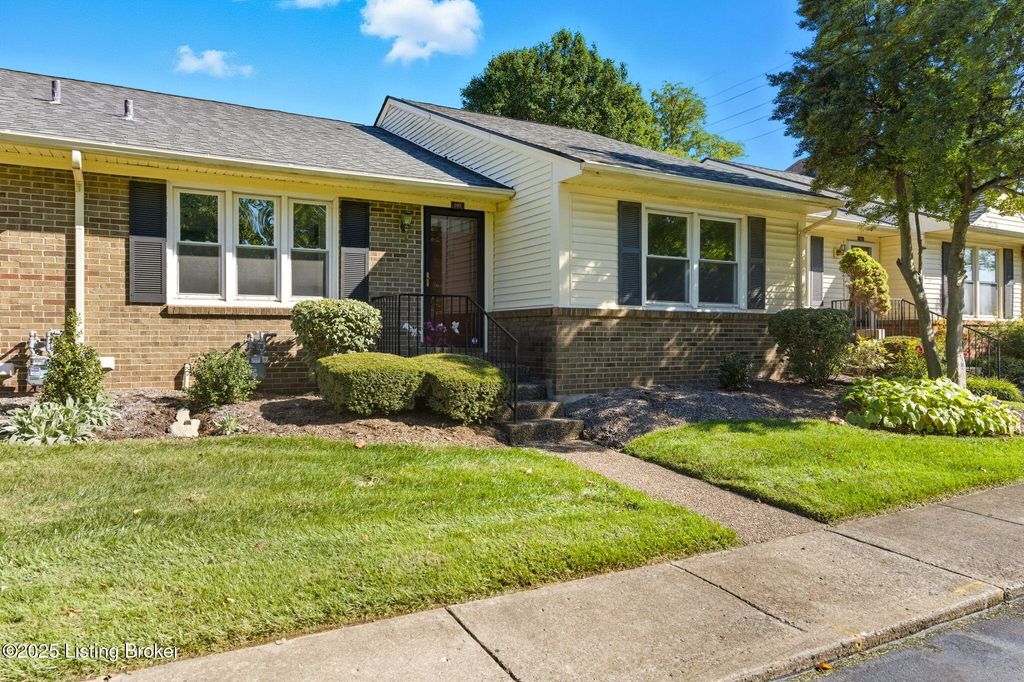 Photo of 105 Sycamore Dr, Louisville, KY 40223 (MLS # 1714941)