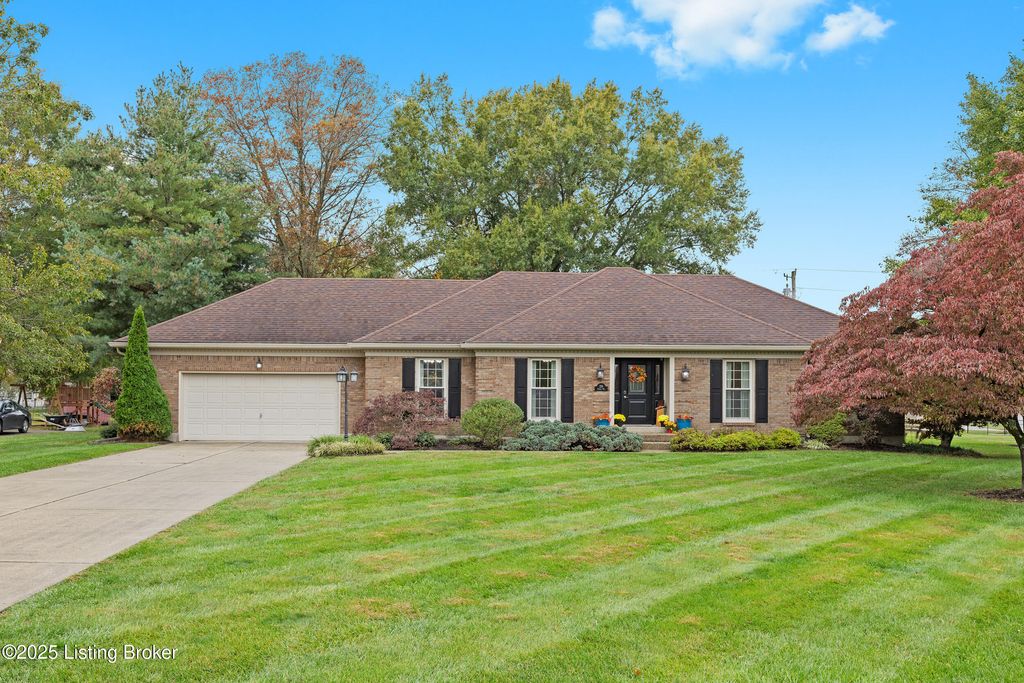 Photo of 219 Somber Way, Shepherdsville, KY 40165 (MLS # 1702149)