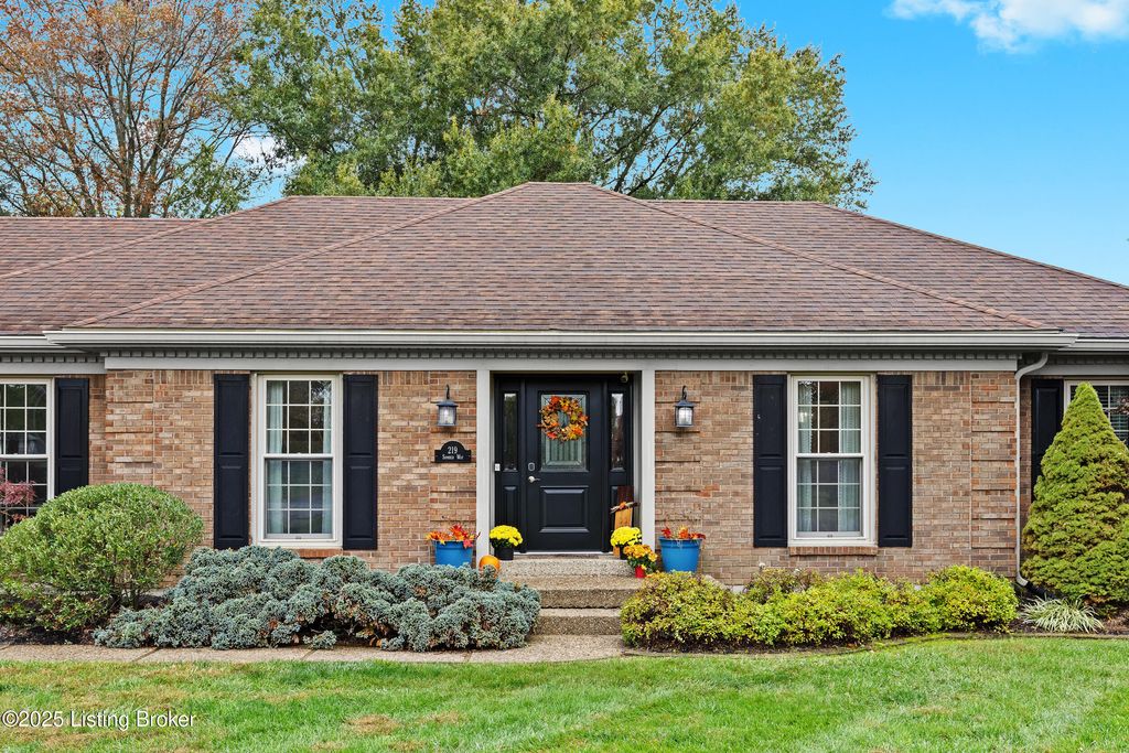 Photo of 219 Somber Way, Shepherdsville, KY 40165 (MLS # 1702149)