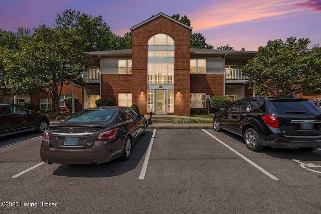 Photo of 9100 Hawthorne Pointe Dr #201, Louisville, KY 40272 (MLS # 1725927)