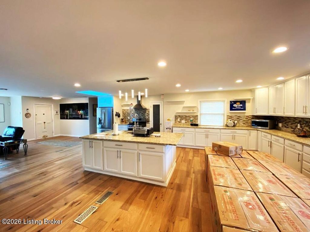 Photo of 1973 Meadowcreek Dr, Louisville, KY 40218 (MLS # 1706291)