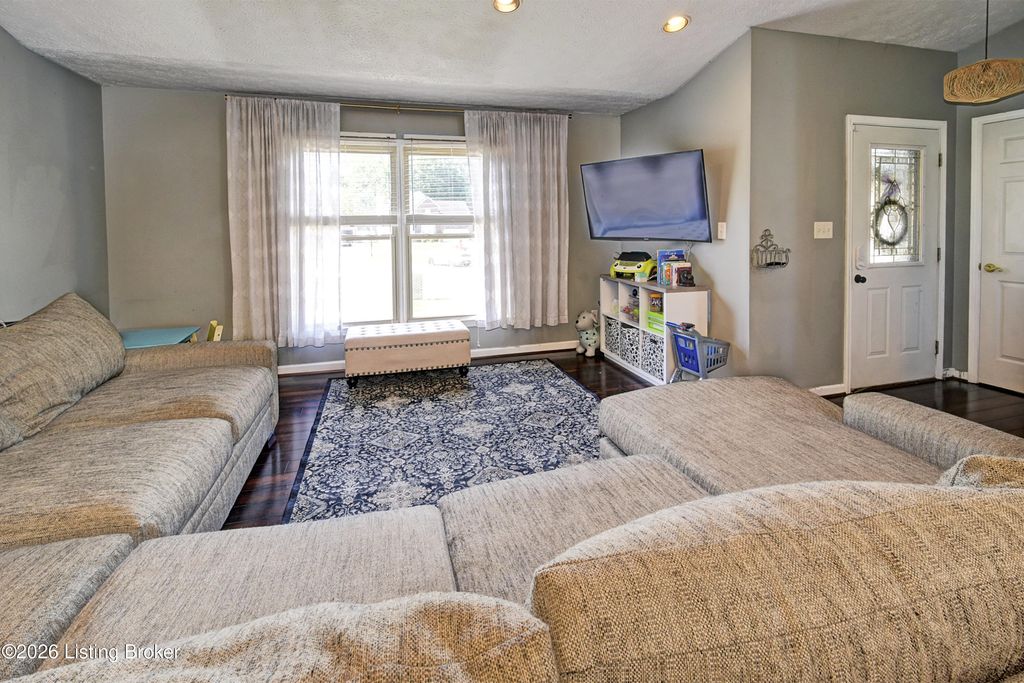 Photo of 7900 Ridge Park Ct, Louisville, KY 40258 (MLS # 1714984)