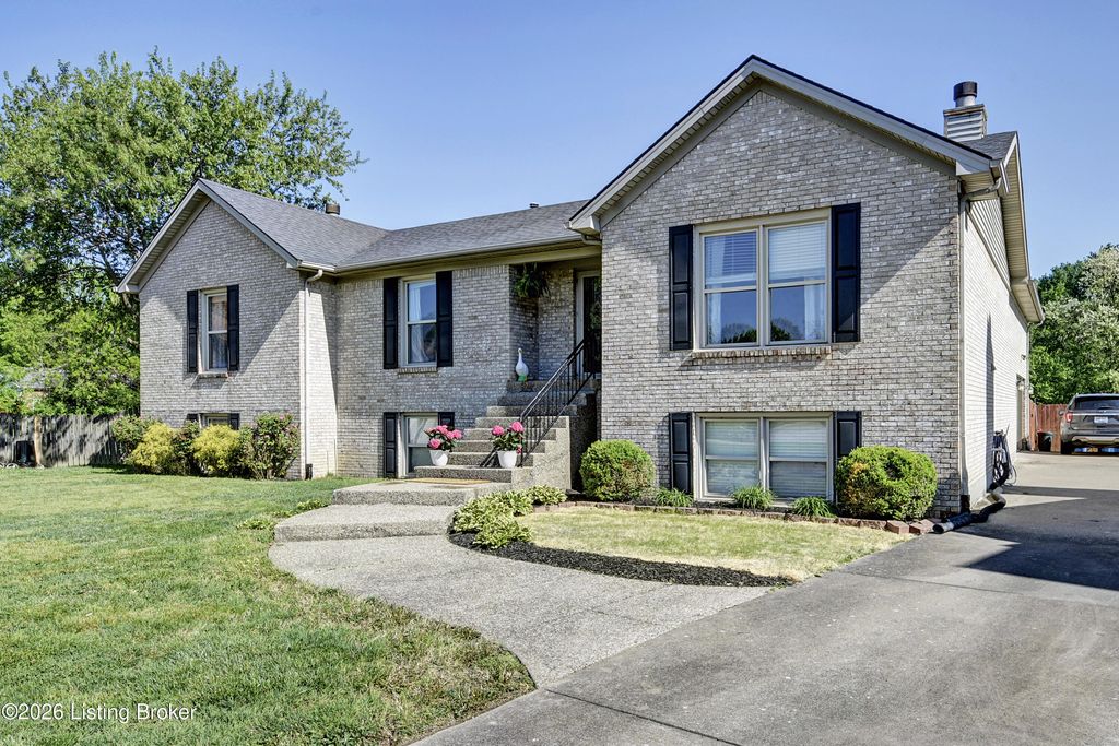 Photo of 7900 Ridge Park Ct, Louisville, KY 40258 (MLS # 1714984)