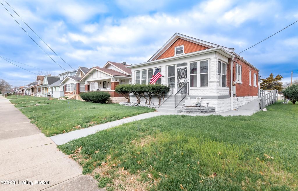 Photo of 730 S 38th St, Louisville, KY 40211 (MLS # 1712439)